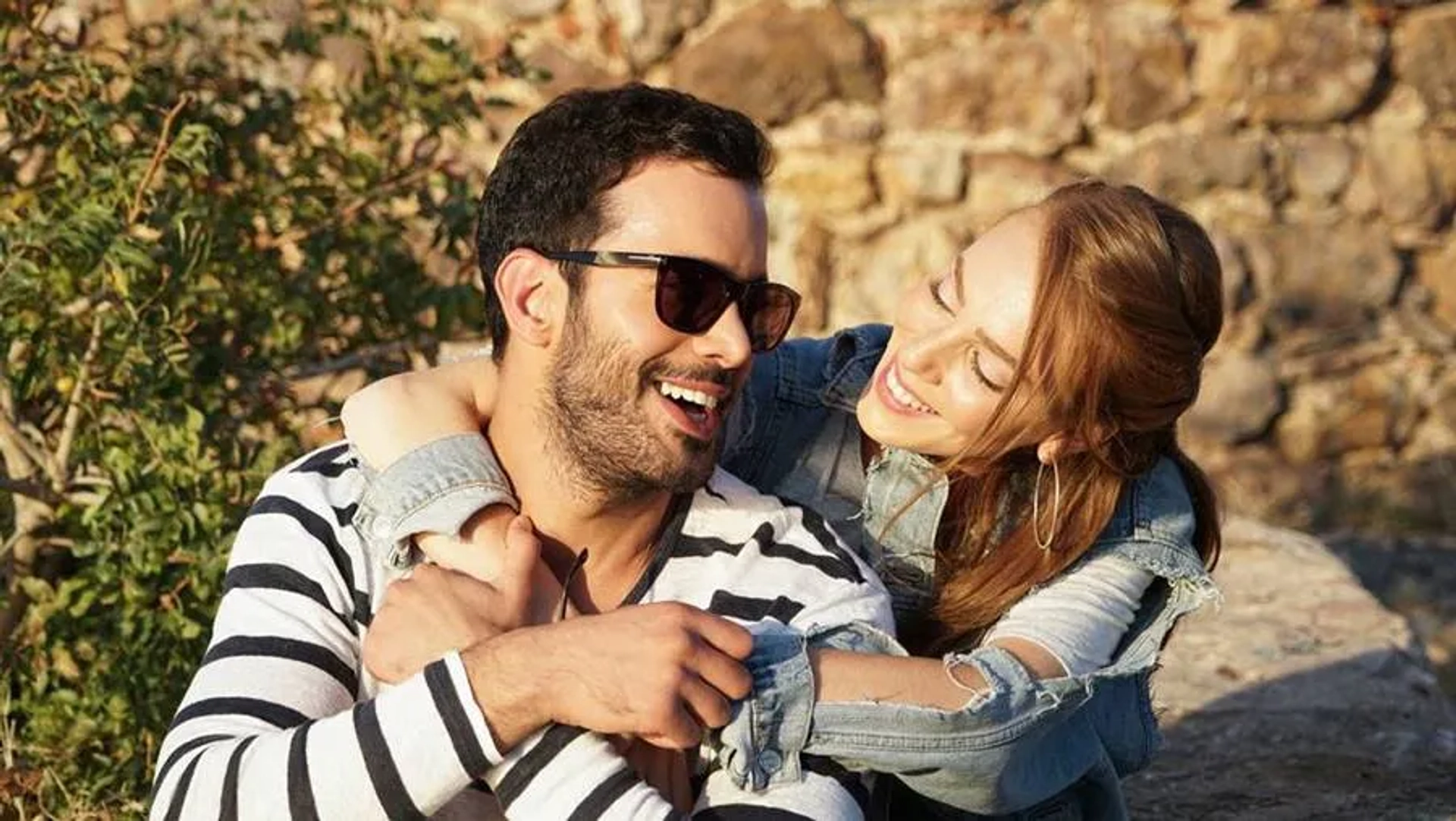 Elçin Sangu and Baris Arduç in Mutluluk Zamani (2017)