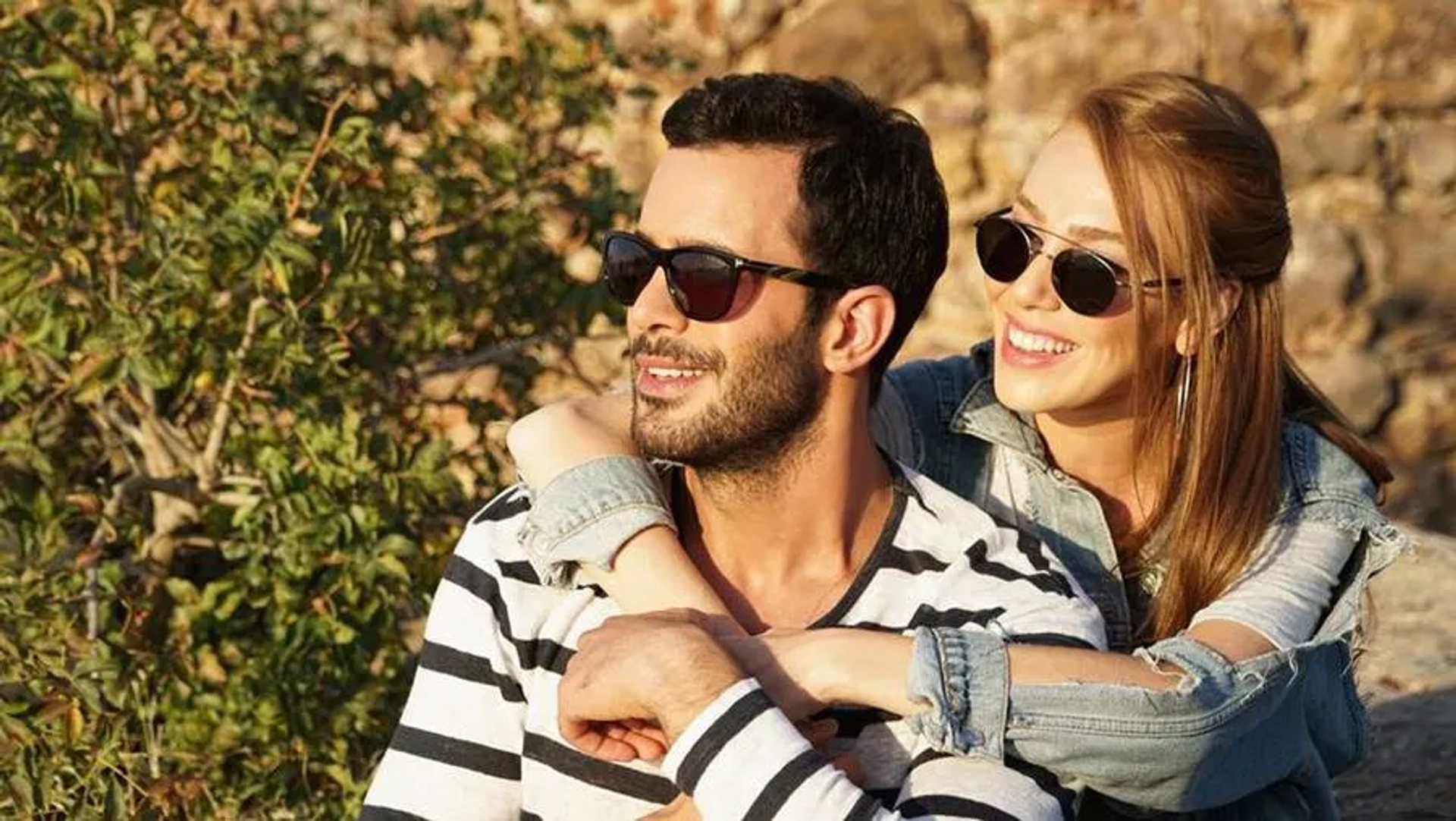 Elçin Sangu and Baris Arduç in Mutluluk Zamani (2017)