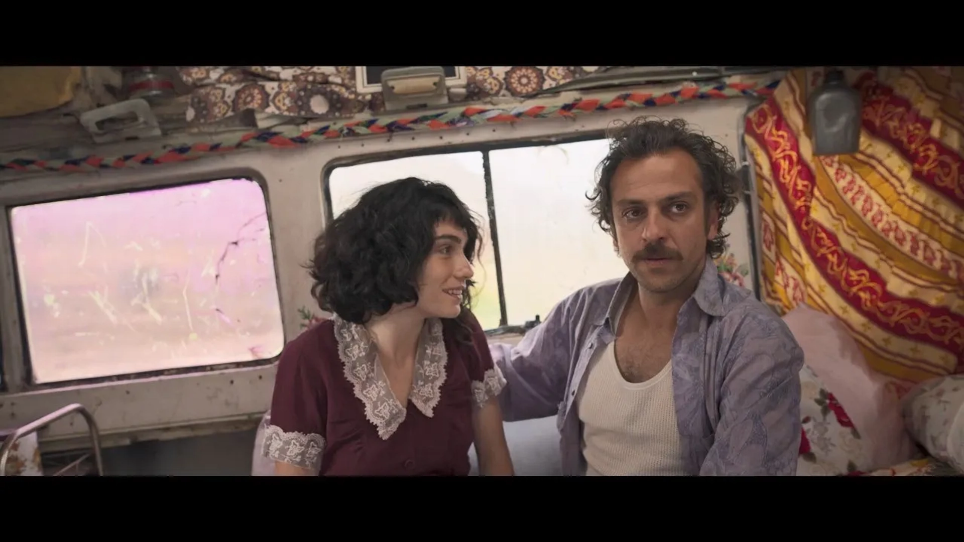 Hazar Ergüçlü and Erkan Kolçak Köstendil in Heartsong (2022)