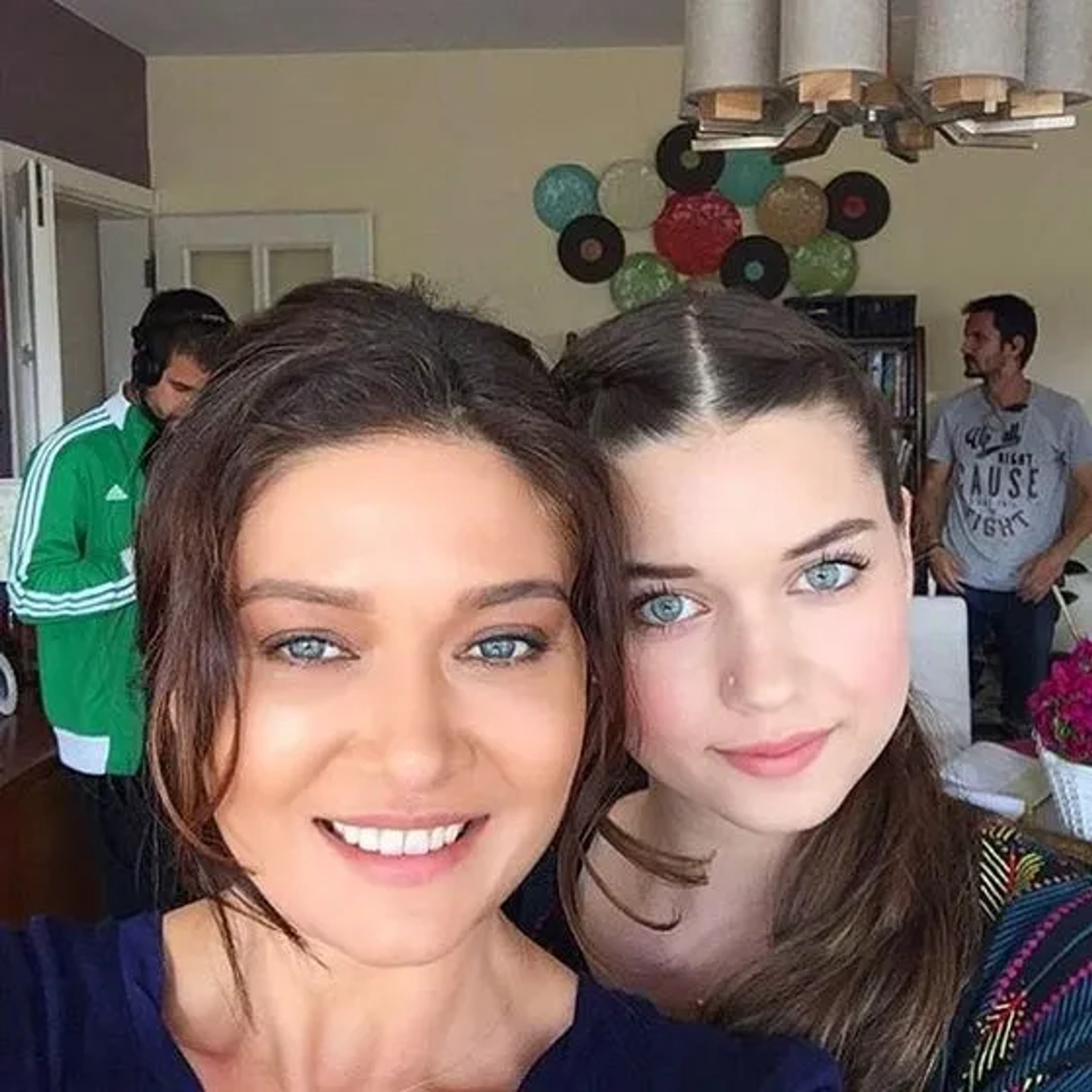 Nurgül Yesilçay and Afra Saraçoglu in Second Chance (2016)