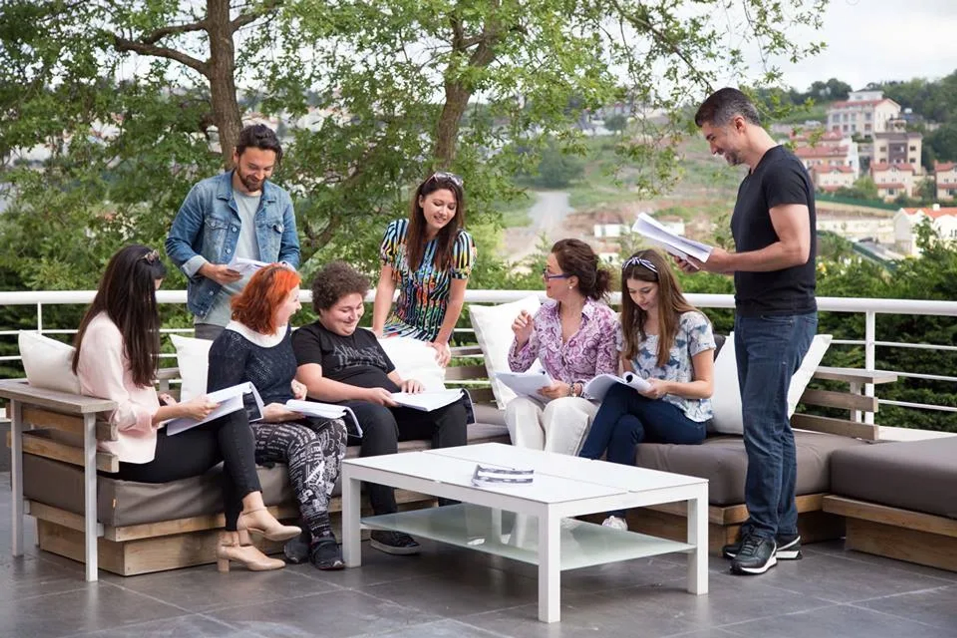 Nurgül Yesilçay, Özcan Deniz, Afra Saraçoglu, and Mesut Can Tomay in Second Chance (2016)