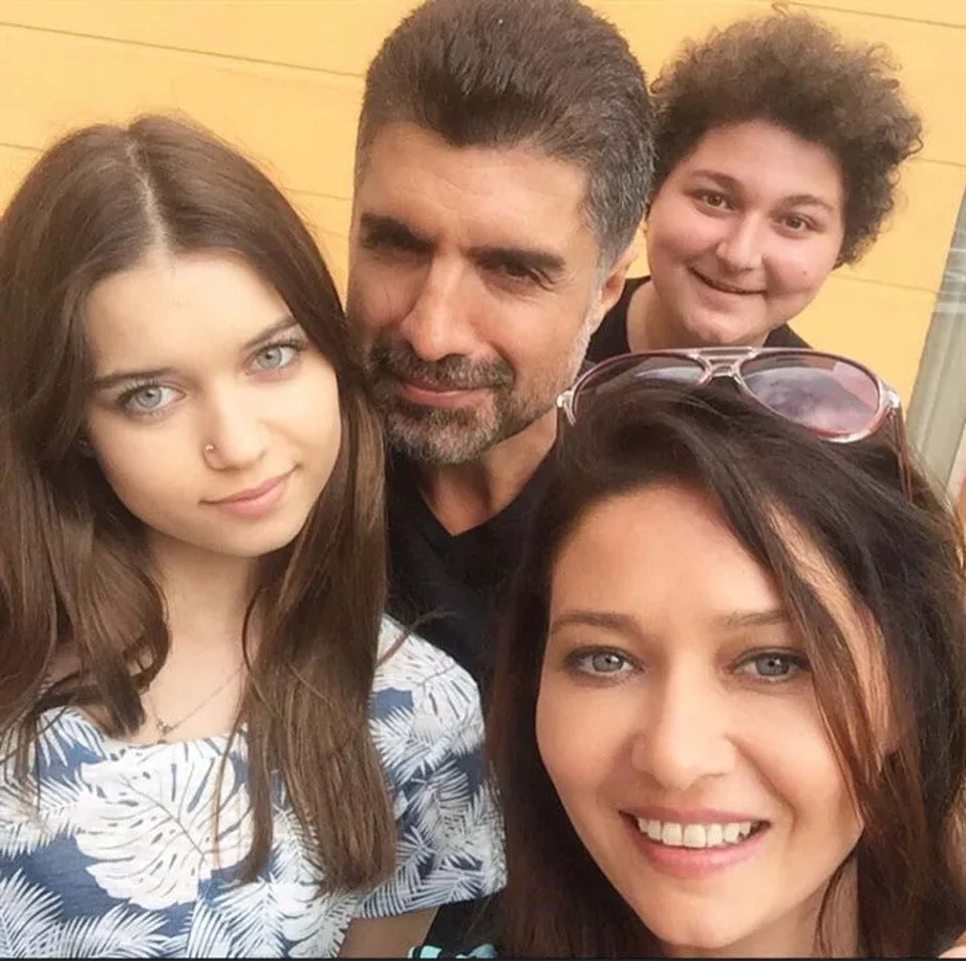 Nurgül Yesilçay, Özcan Deniz, Afra Saraçoglu, and Mesut Can Tomay at an event for Second Chance (2016)