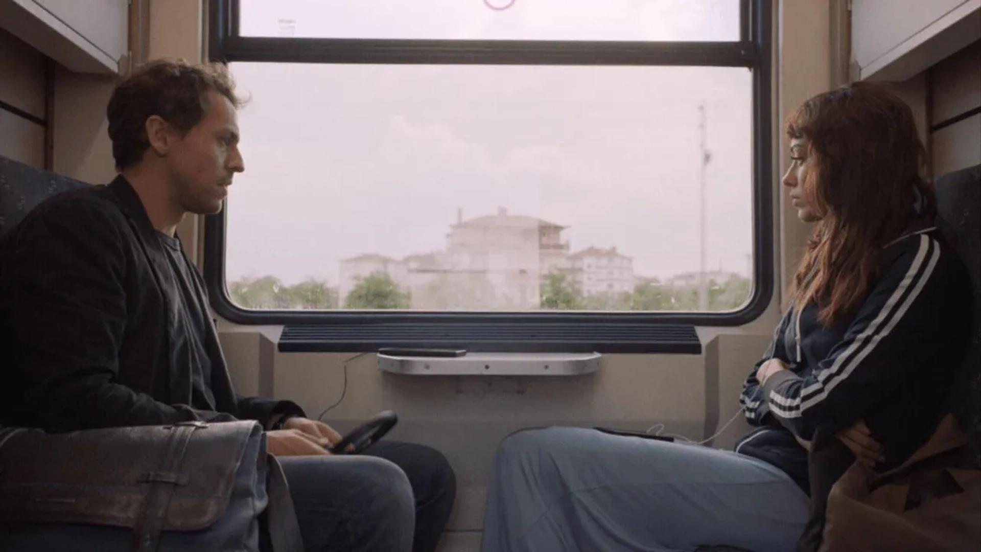 Metin Akdülger and Dilan Çiçek Deniz in One-Way to Tomorrow (2020)
