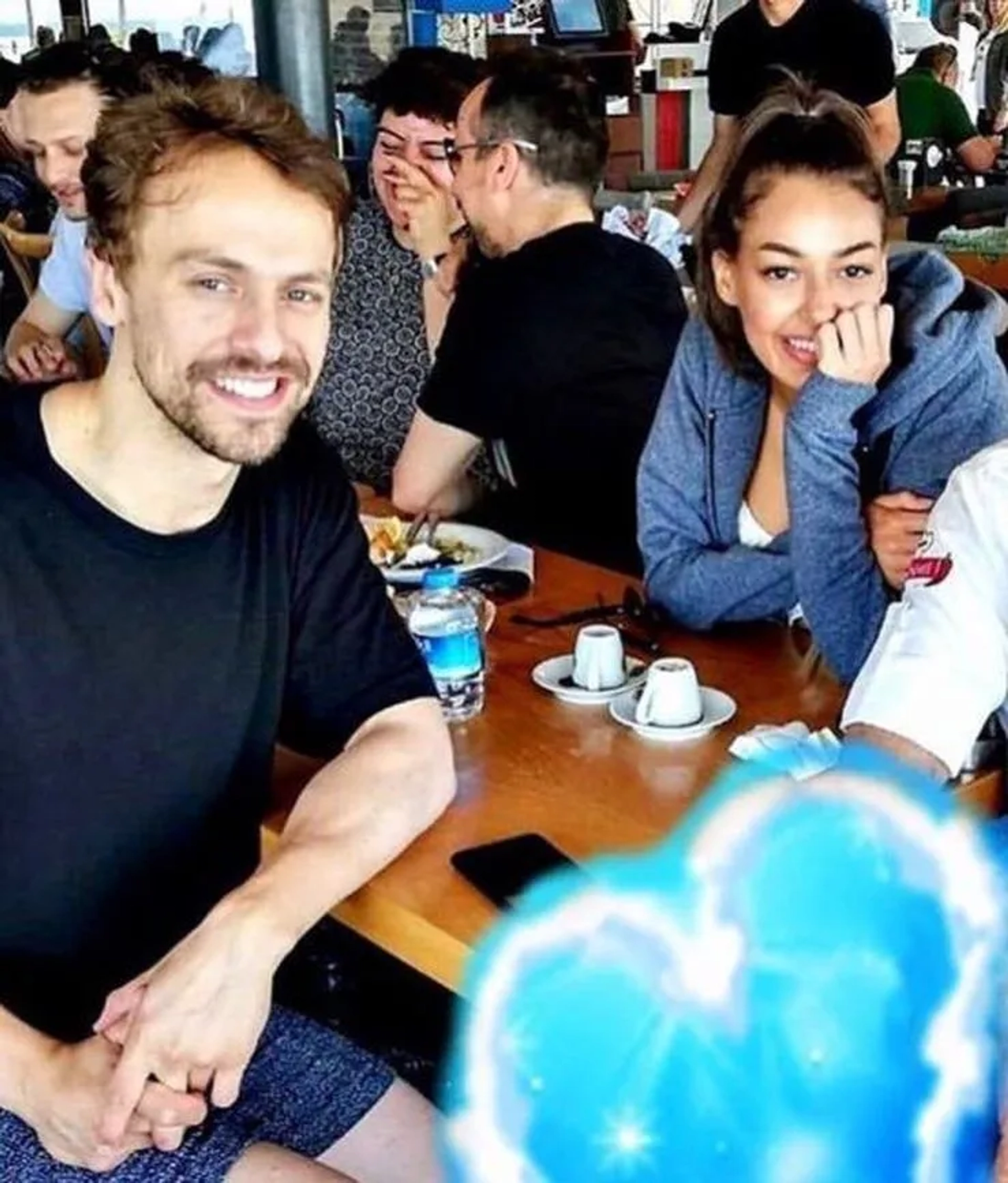 Metin Akdülger and Dilan Çiçek Deniz in One-Way to Tomorrow (2020)