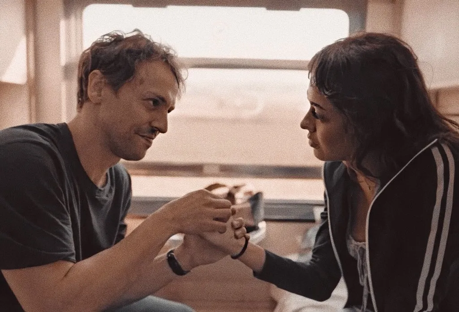 Metin Akdülger and Dilan Çiçek Deniz in One-Way to Tomorrow (2020)