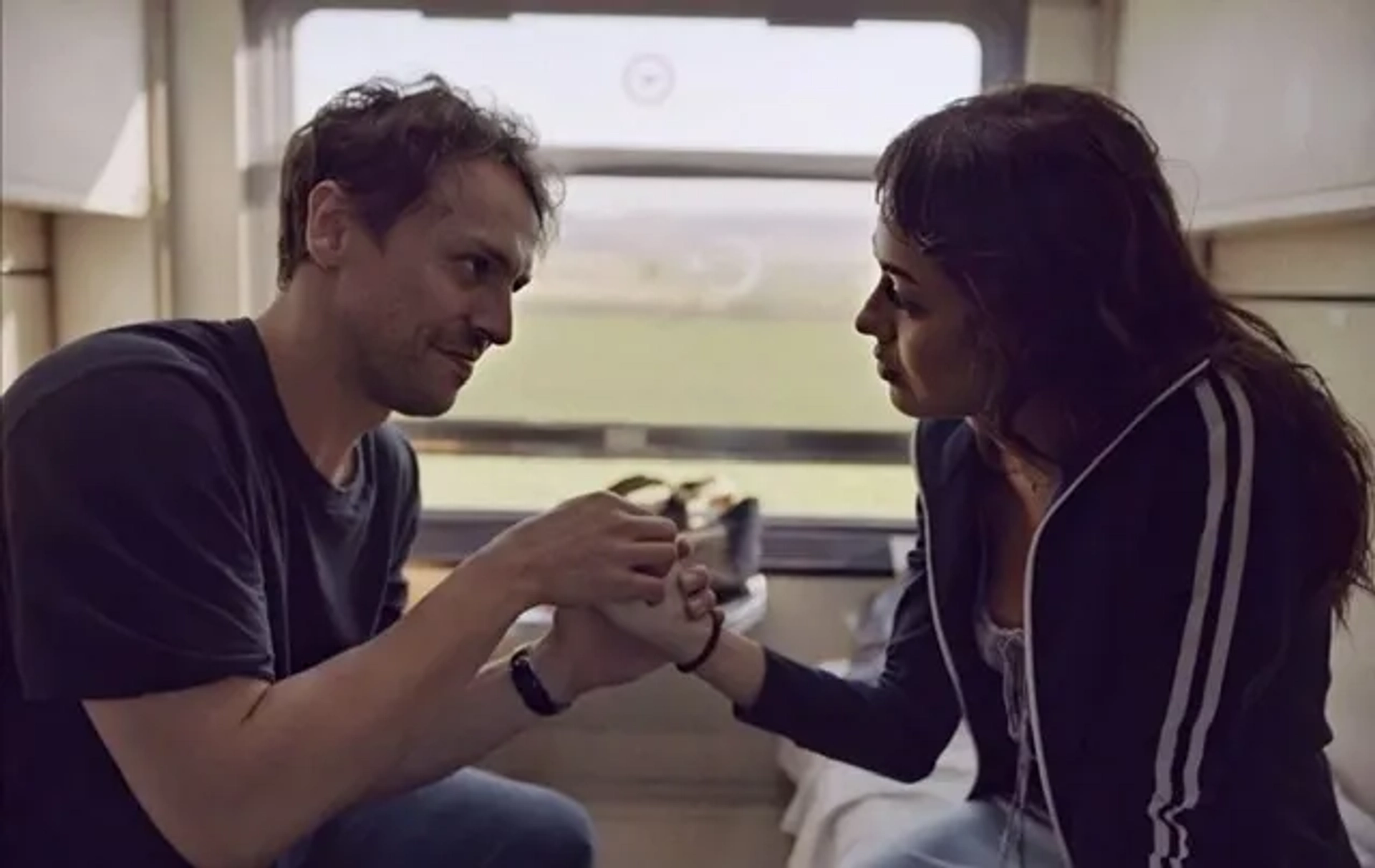 Metin Akdülger and Dilan Çiçek Deniz in One-Way to Tomorrow (2020)