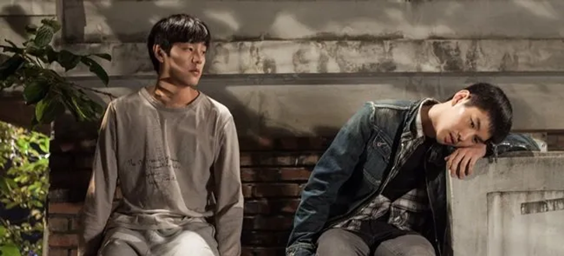 Kwak Si-yang and Jae-Joon Lee in Night Flight (2014)