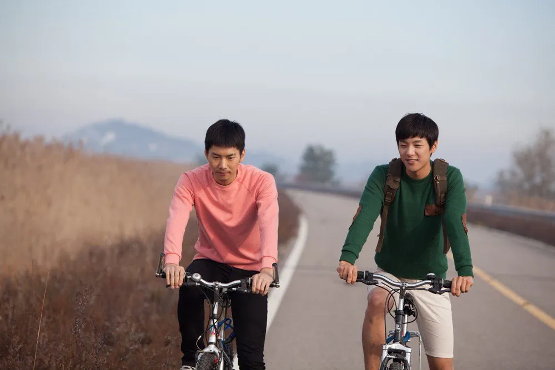 Kwak Si-yang and Jae-Joon Lee in Night Flight (2014)
