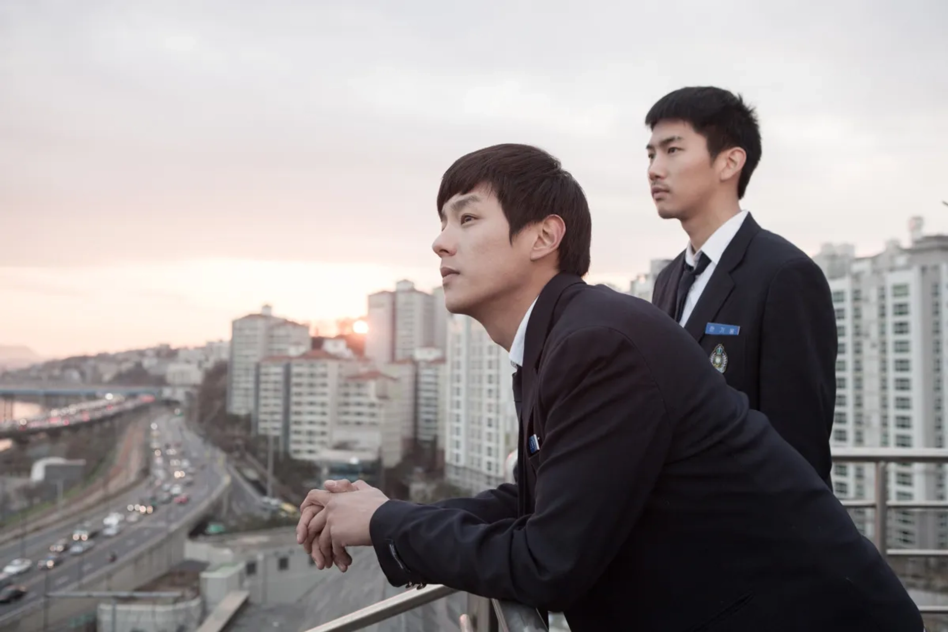 Kwak Si-yang and Jae-Joon Lee in Night Flight (2014)