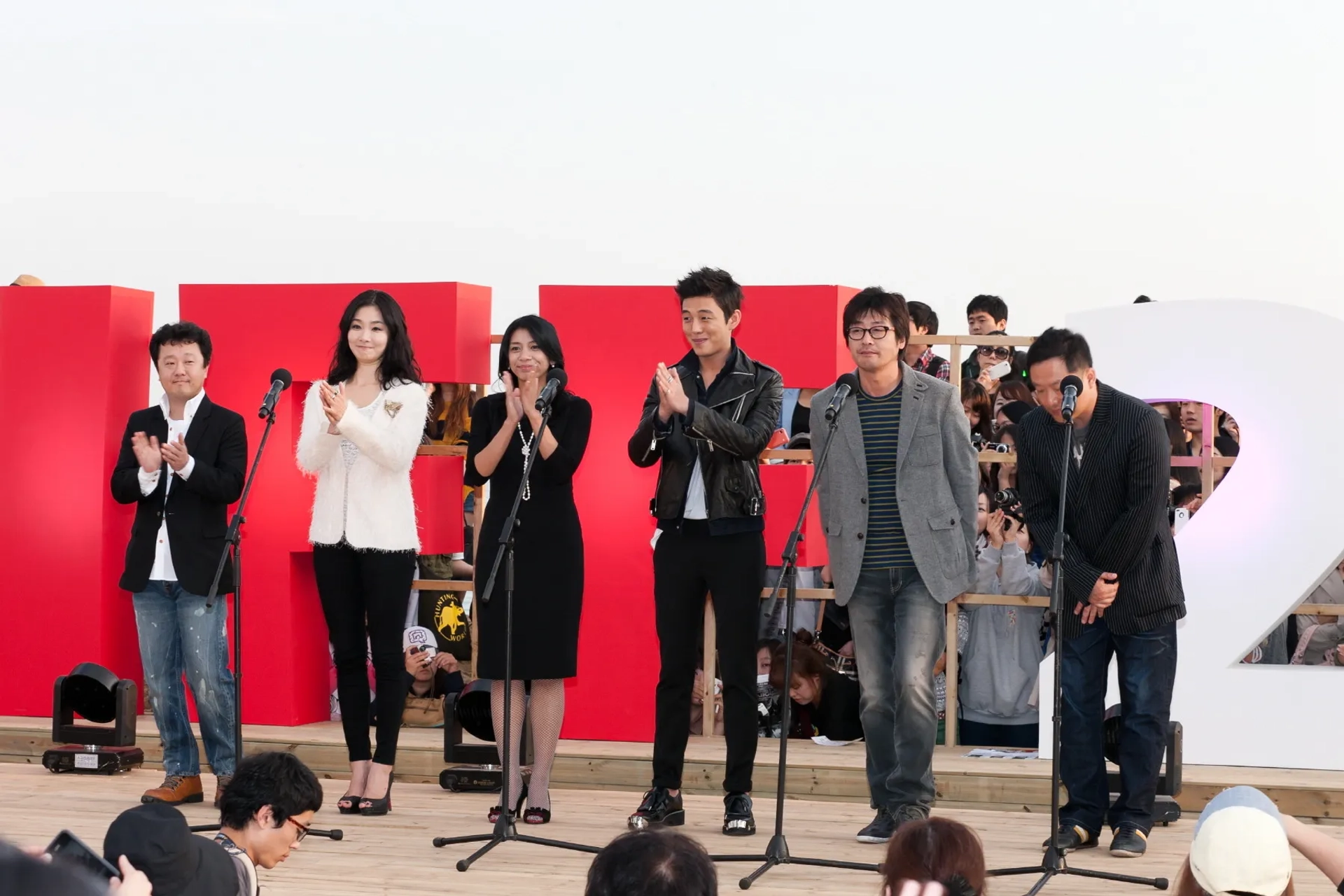 Lee Han, Park Hyo-ju, Kim Yoon-seok, Yoo Ah-in, Jasmine, and Park Soo-young at an event for Punch (2011)