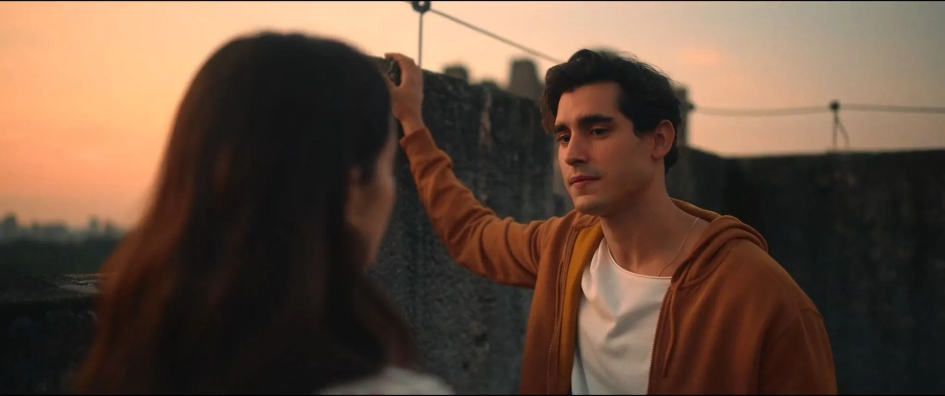Henrique Zaga and Giulia Be in Beyond The Universe