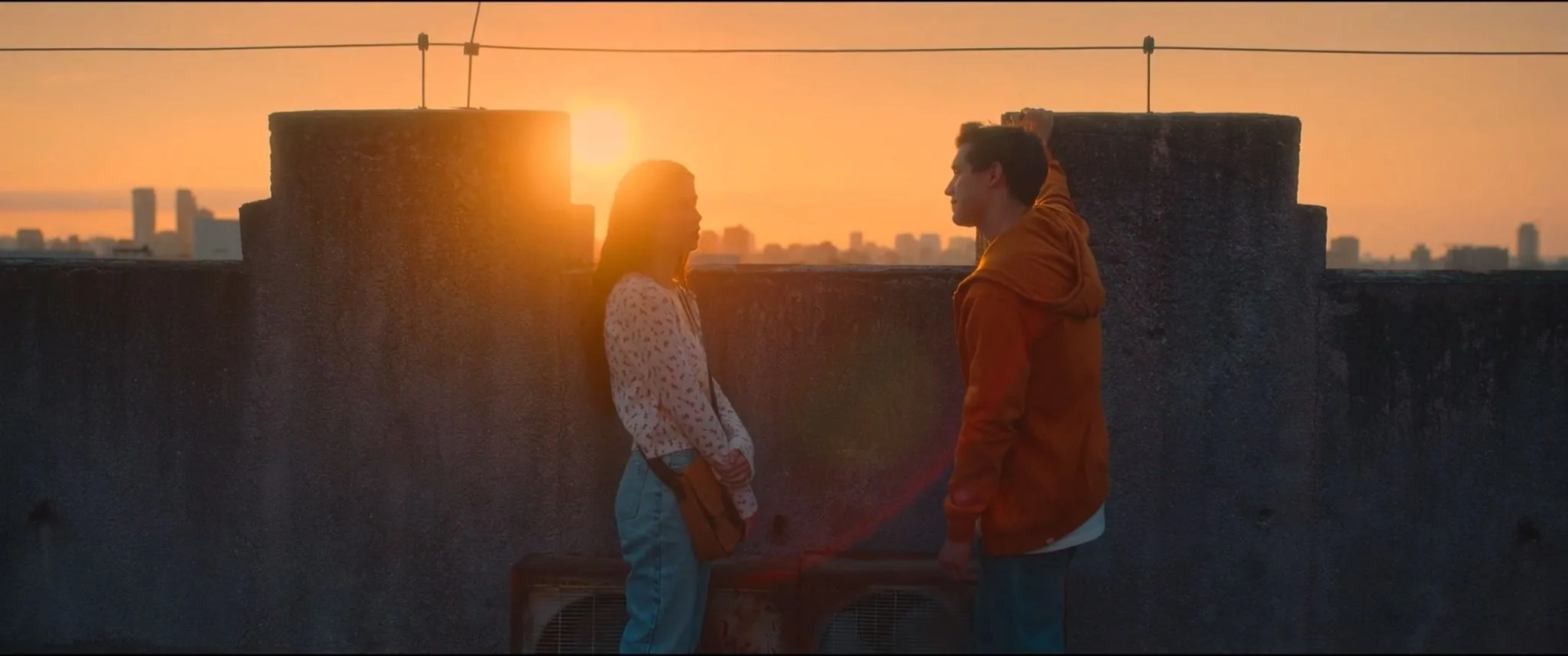 Still of Henrique Zaga and Giulia Be in Beyond The Universe (2022)