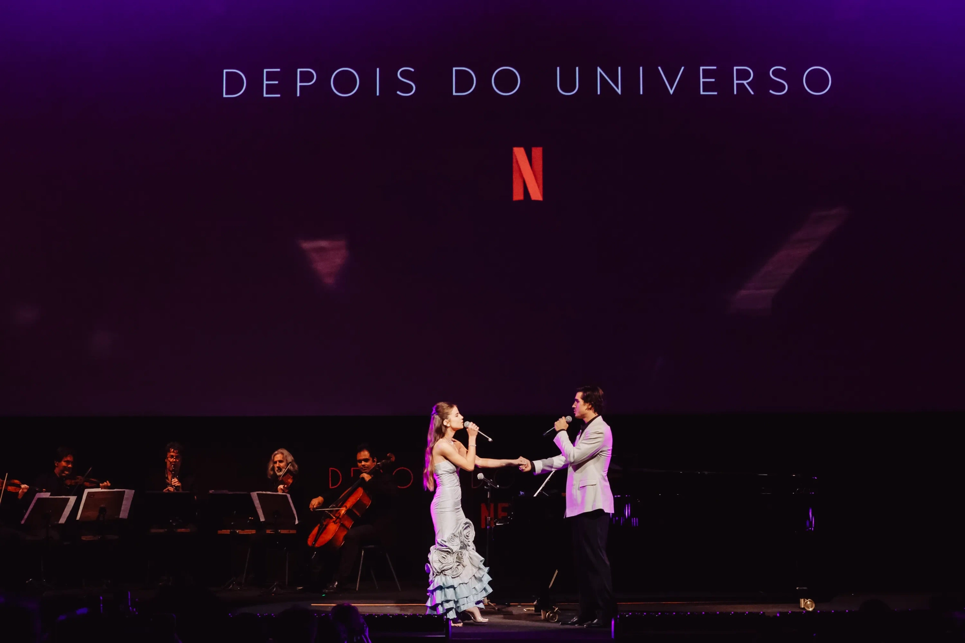 Still of Henrique Zaga and Giulia Be at press event of Beyond The Universe (2022)