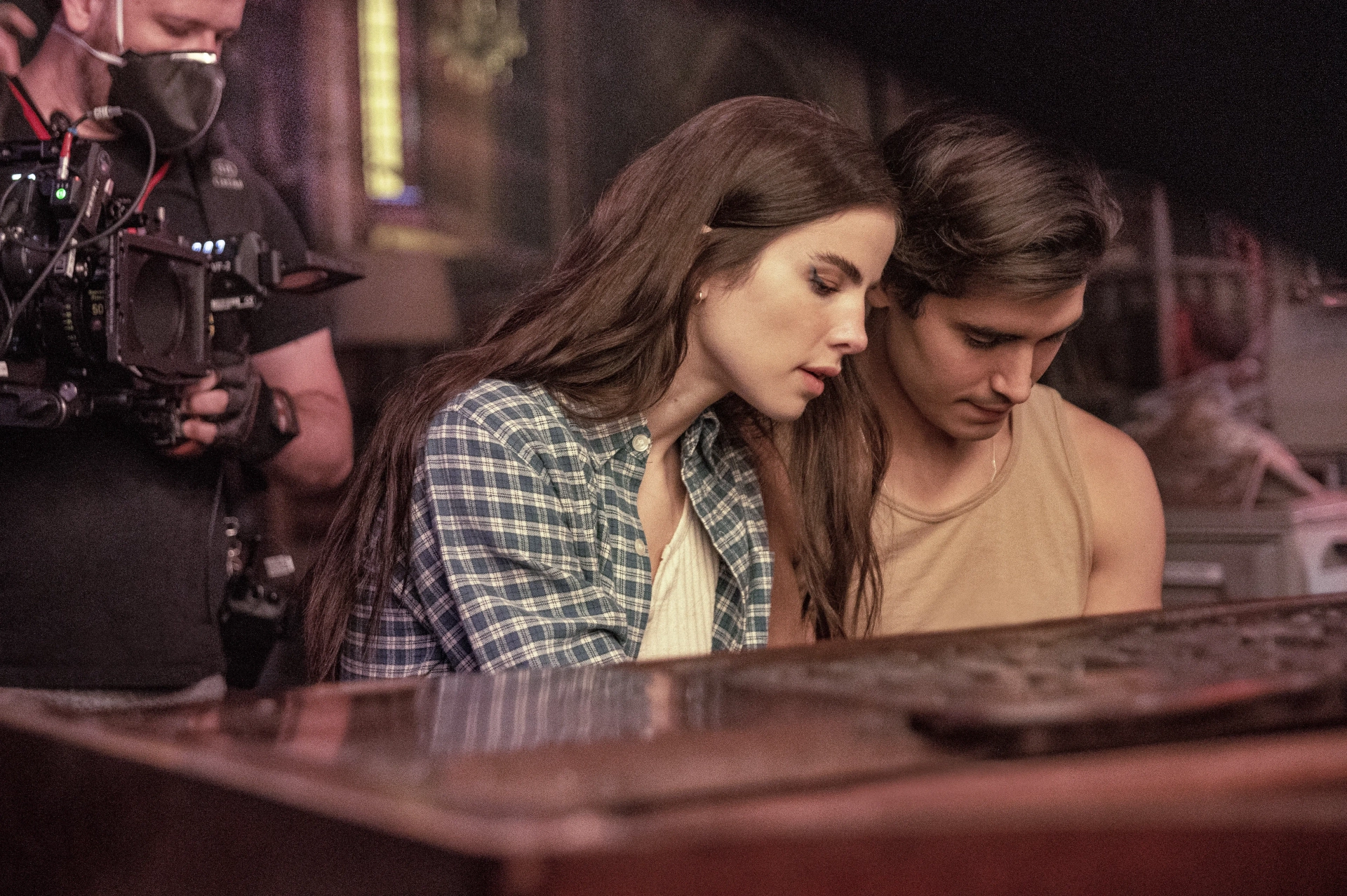 Giulia Be and Henrique Zaga in Beyond the Universe (2022)