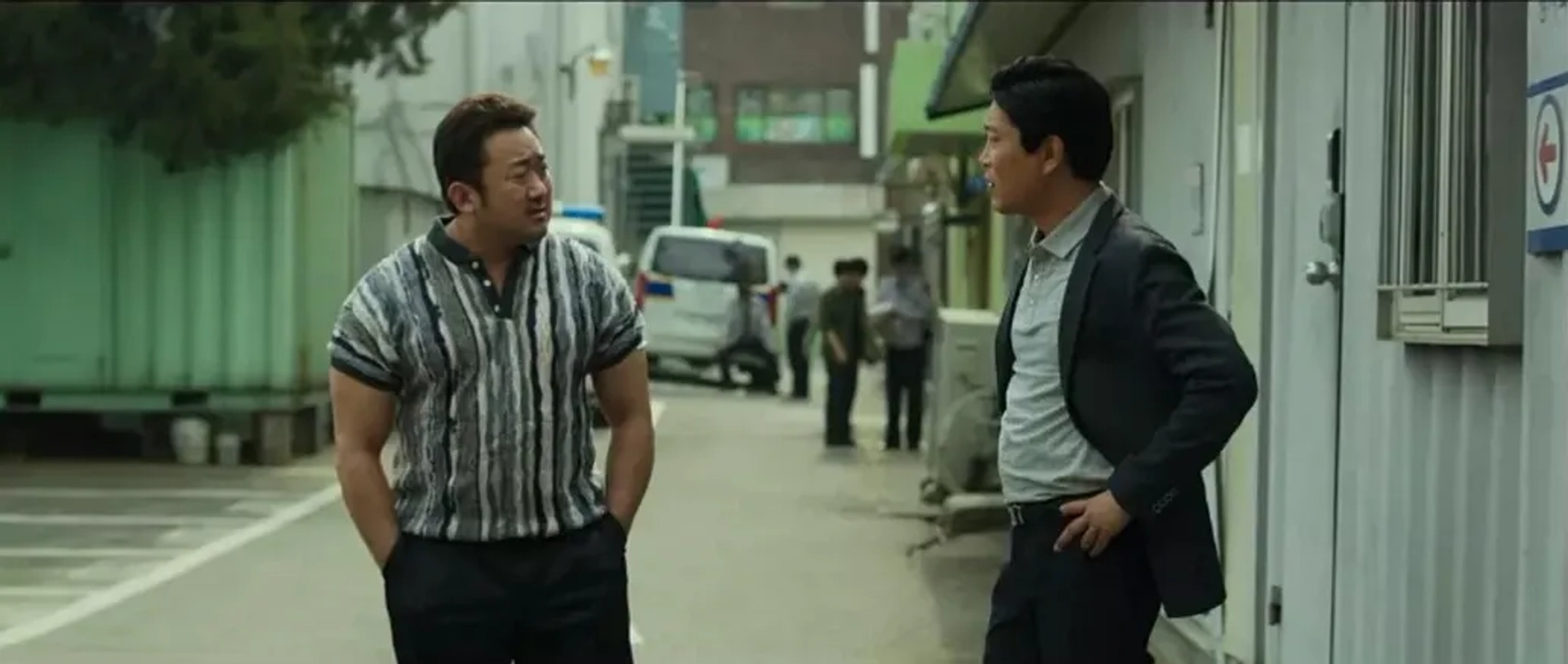 Ma Dong-seok and Choi Gwi-hwa in The Outlaws (2017)
