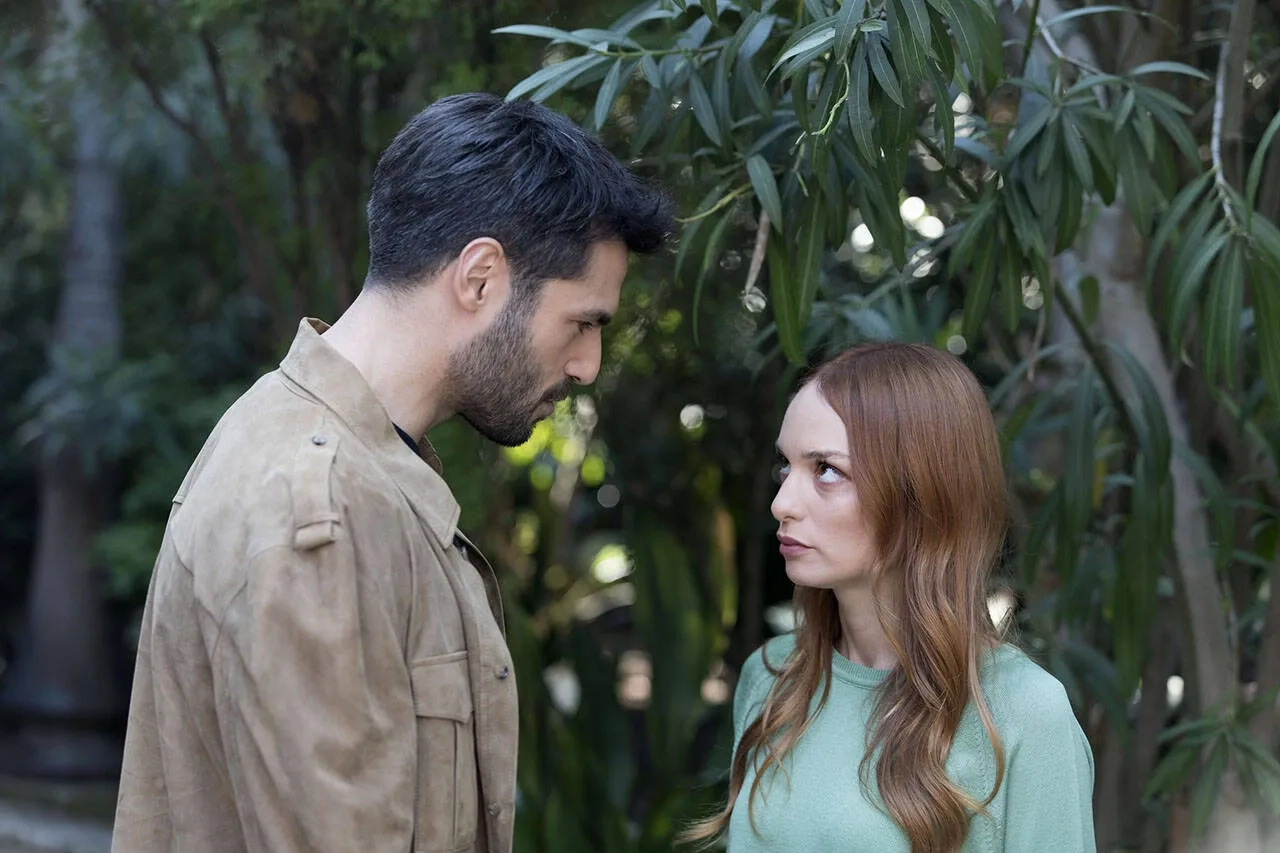 Nilperi Sahinkaya and Serkan Çayoglu in New Life (2020)