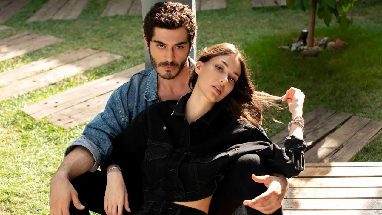 Dilan Çiçek Deniz and Burak Deniz in Interrupted (2020)
