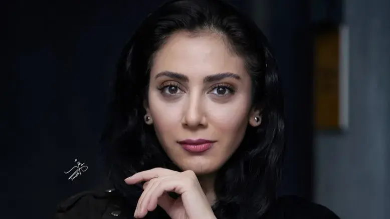 ژست‌های زیبا و جسورانه مونا فرجاد در پشت صحنه تئاتر