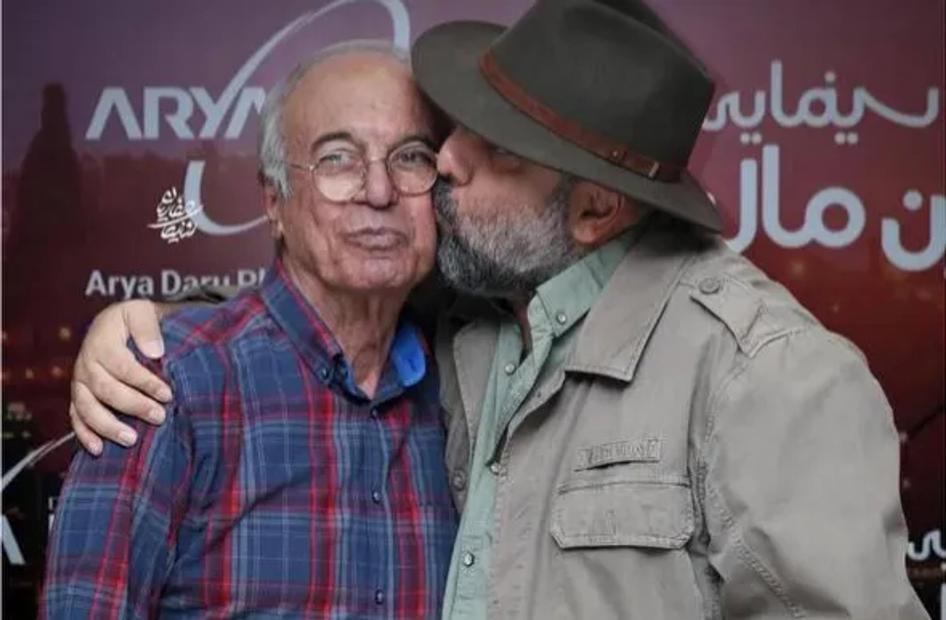 ویدئو اکران مردمی فیلم «قسطنطنیه» با حضور علی اوجی و رضا نیکخواه