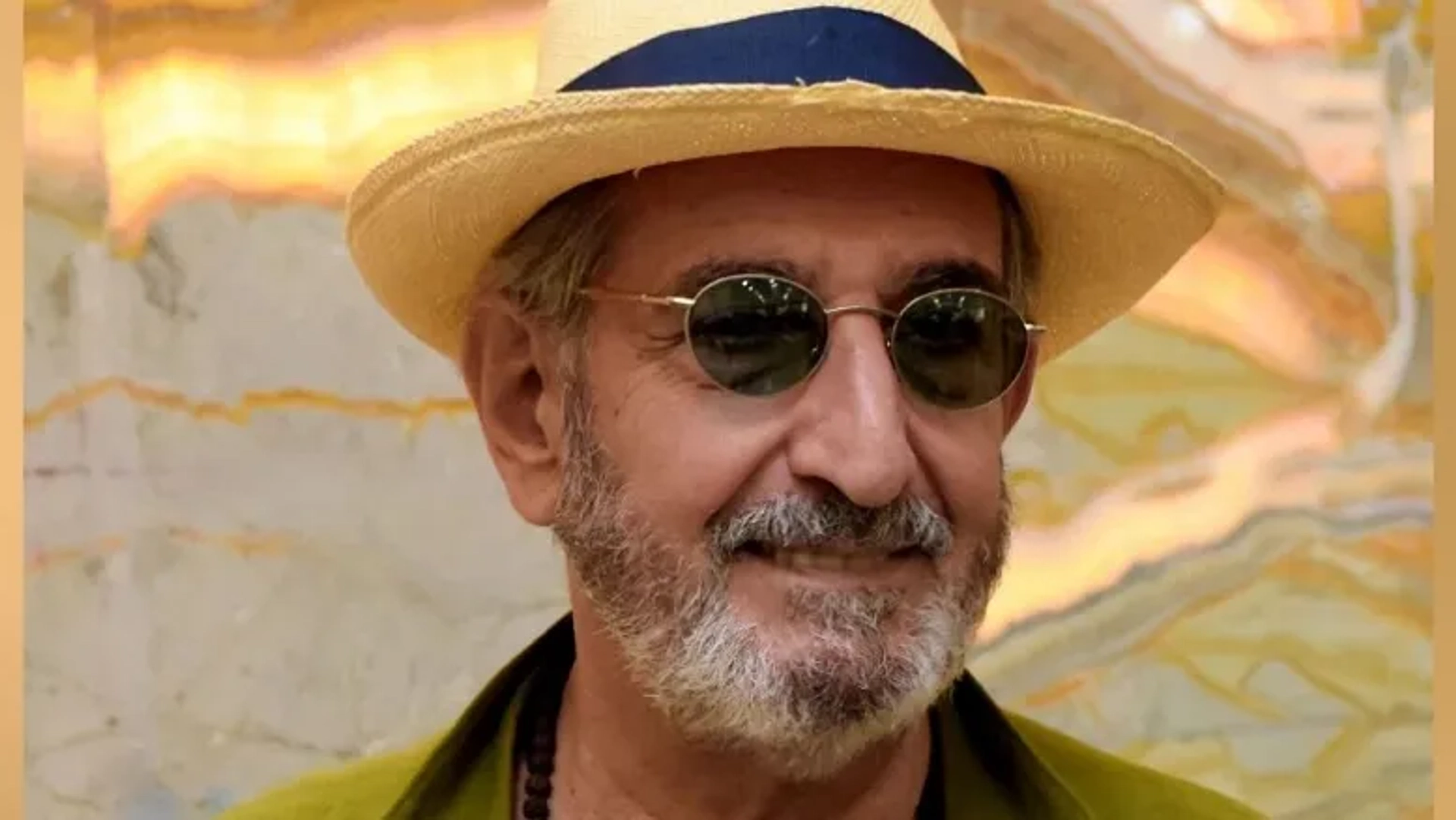 فرهاد آئیش در نقش ونسان ونگوگ روی صحنه می‌رود