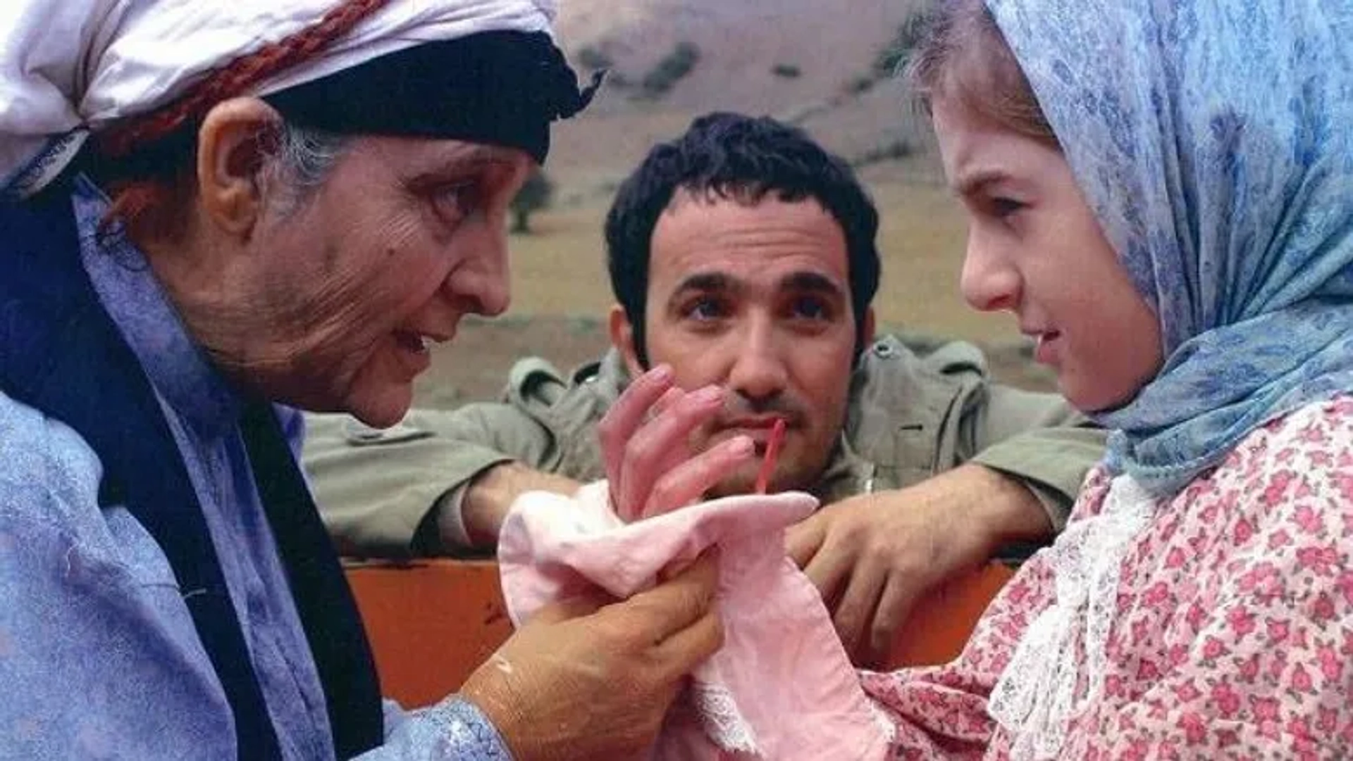 فیلمی برای زادروز گلاب آدینه؛ تماشای «وقتی همه خواب بودند» در تلویزیون