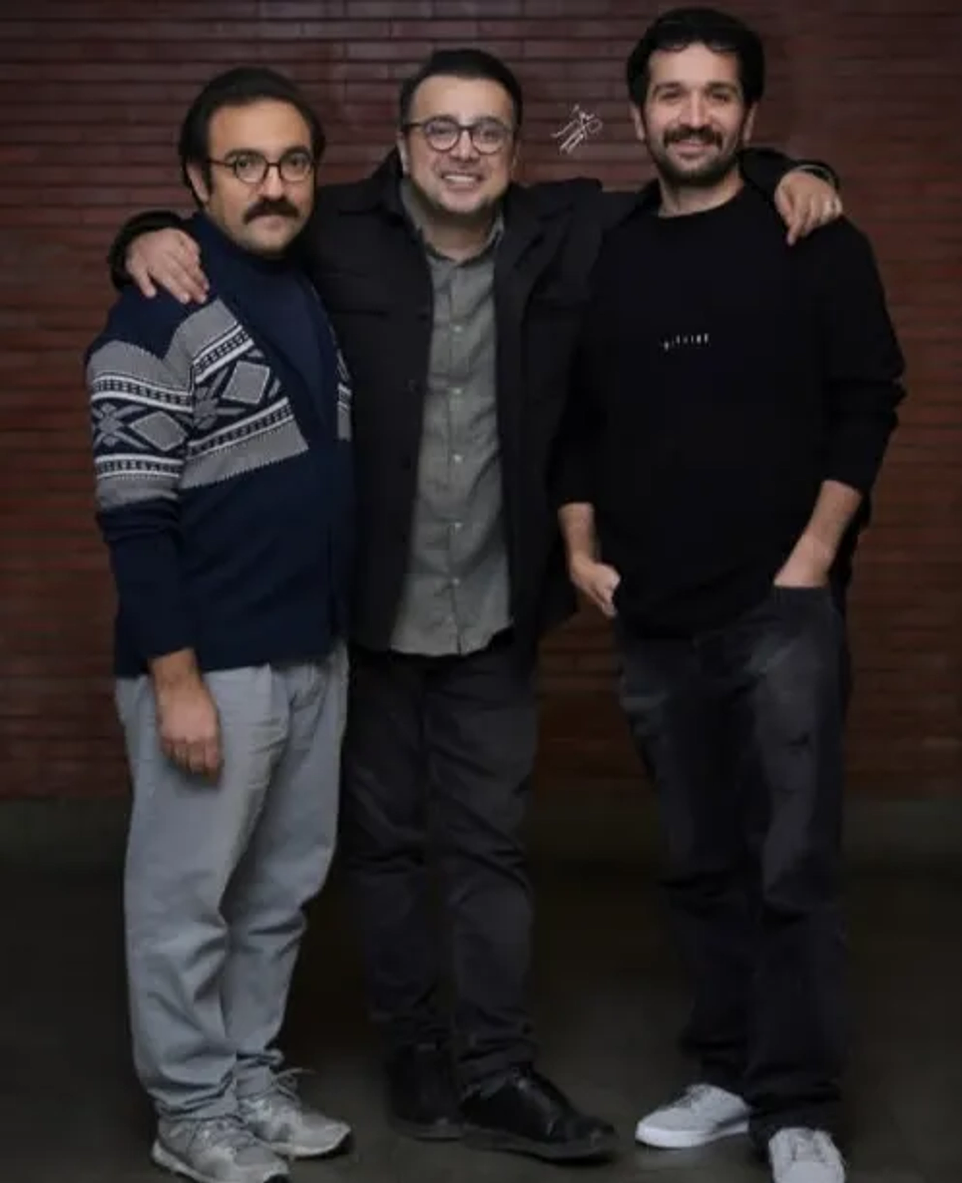 سپند امیرسلیمانی و مونا کرمی را در پشت صحنه نمایش «باران اسیدی» ببینید 2