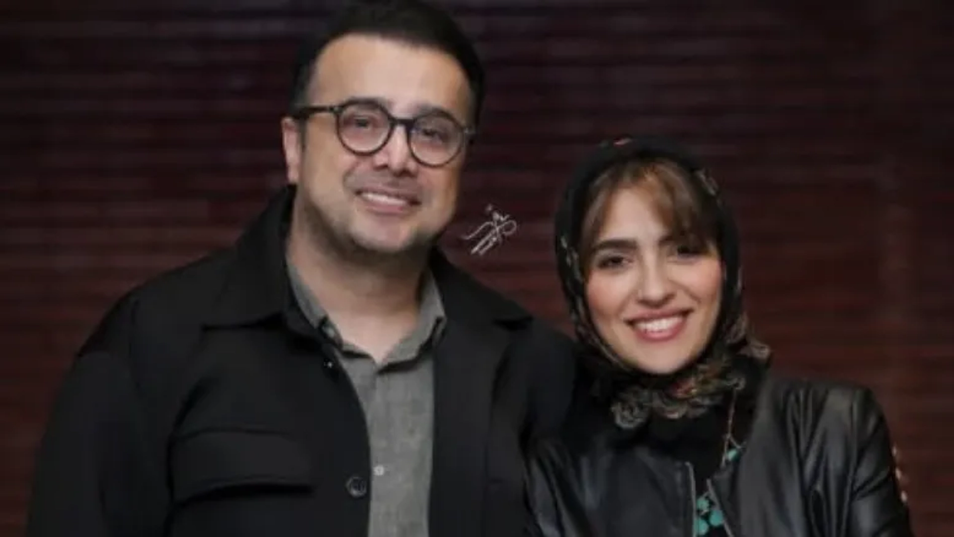 سپند امیرسلیمانی و مونا کرمی را در پشت صحنه نمایش «باران اسیدی» ببینید 1