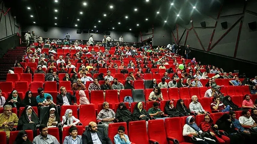 کاهش 8 درصدی فروش سینما در آبان ماه؛ «آقای زالو» پرفروش شد