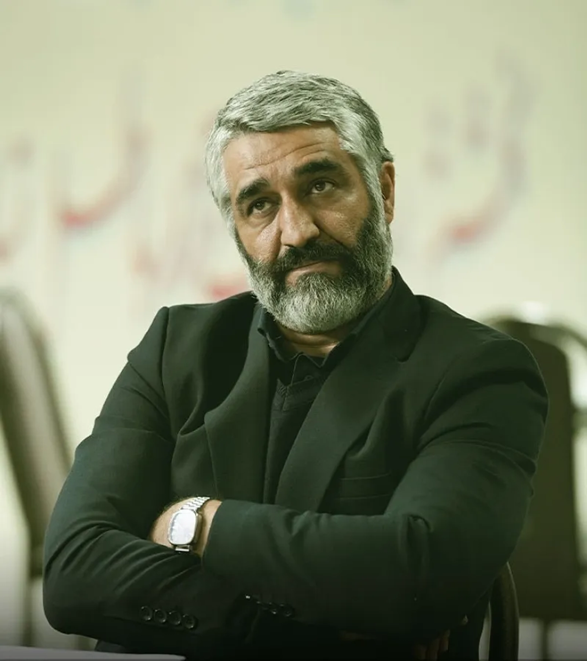 ویدئویی از توضیحات کارگردان سریال محکوم درباره تغییر گریم پژمان جمشیدی در سریال