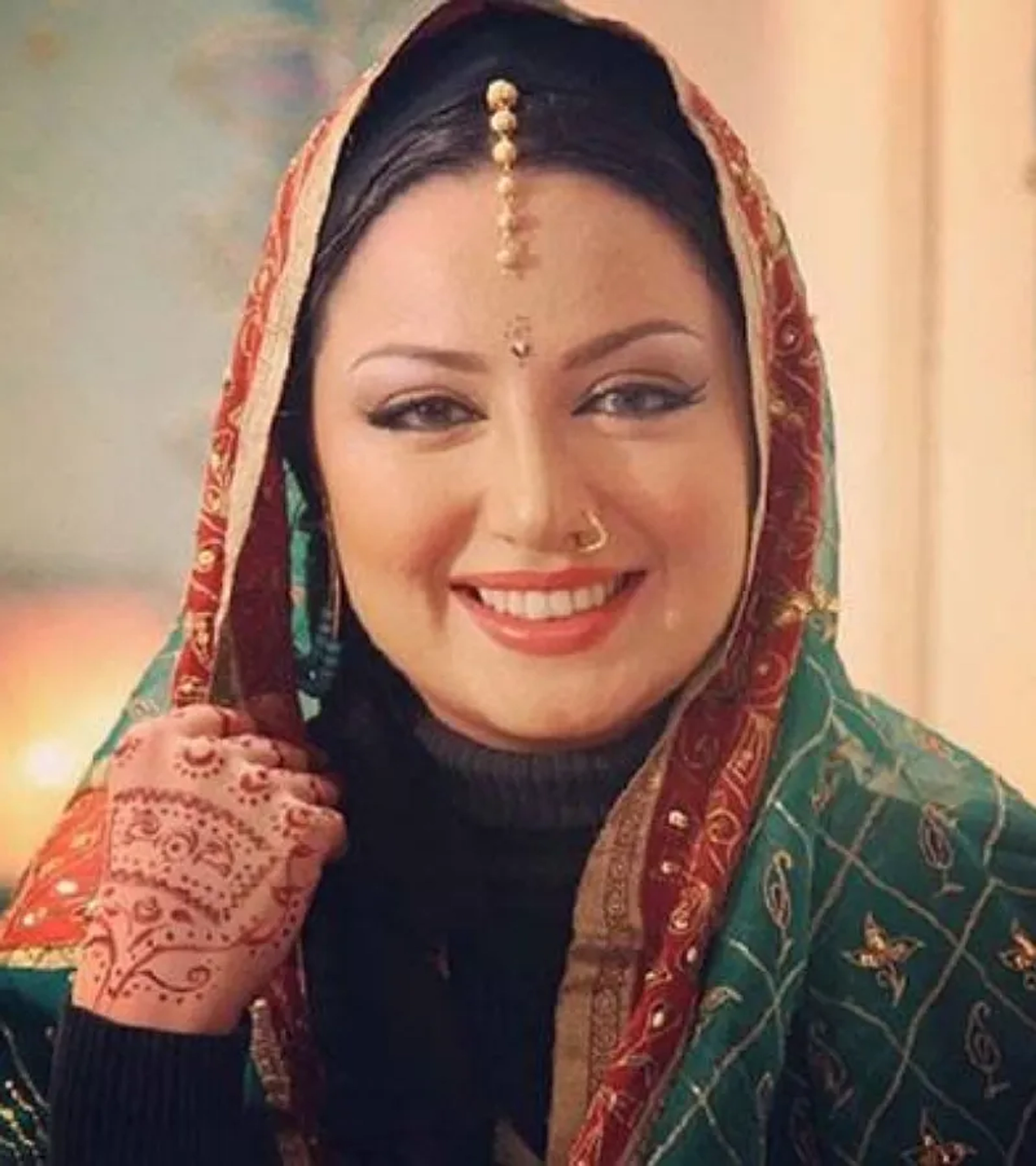 شیلا خداداد با عبای مولانا در جشن امضای کتاب امید