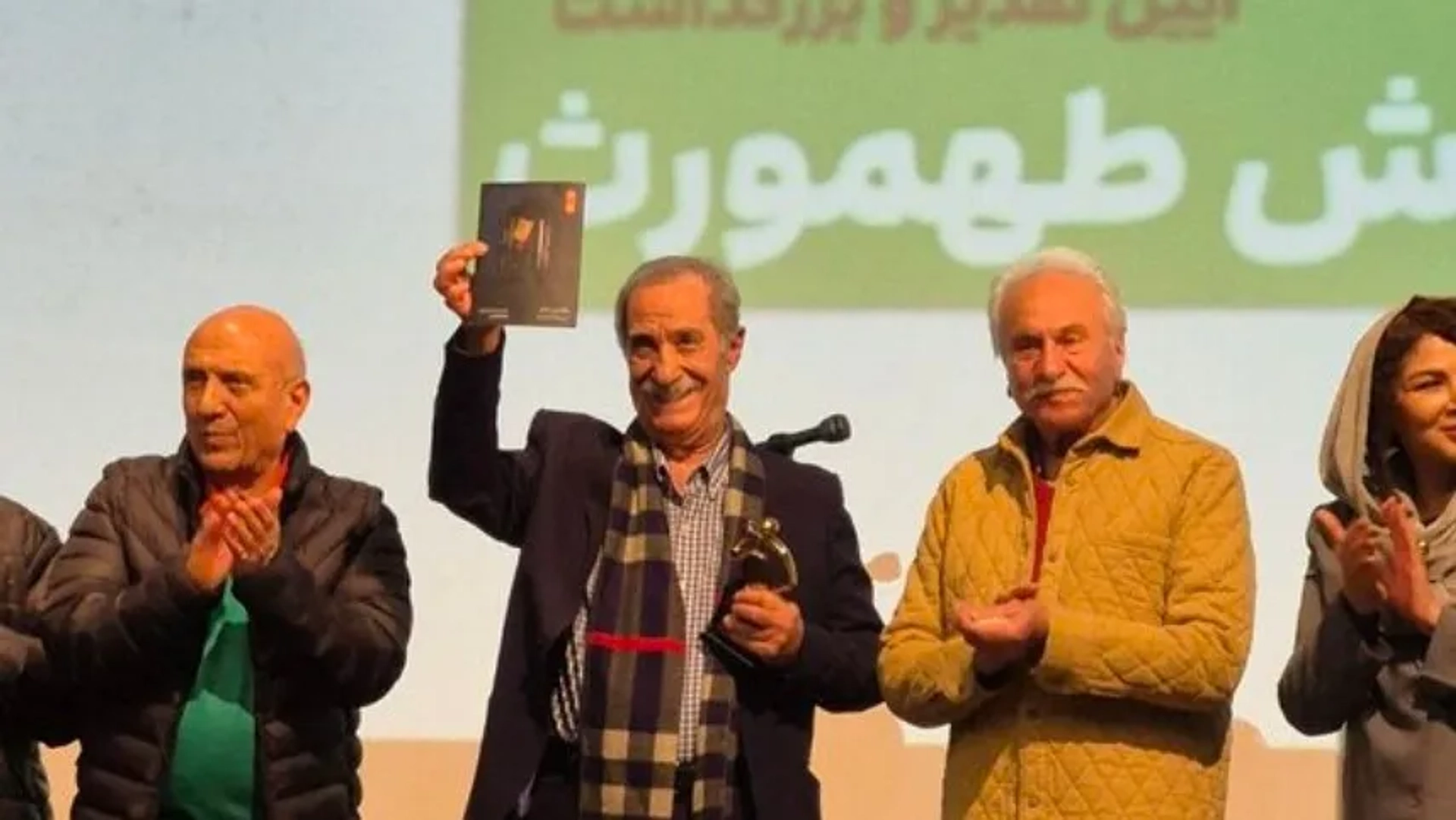 سیاوش طهمورث در یک مراسم رسمی «رستم سینمای ایران» نام گرفت