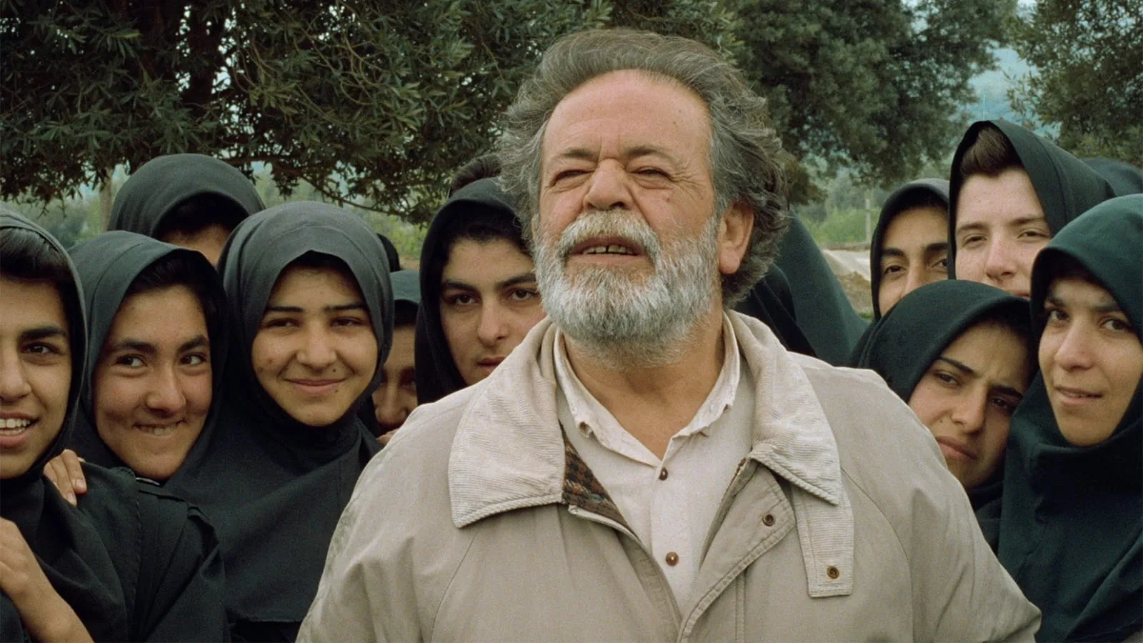 فیلم زیر درختان زیتون (Zire darakhatan zeyton 1994)