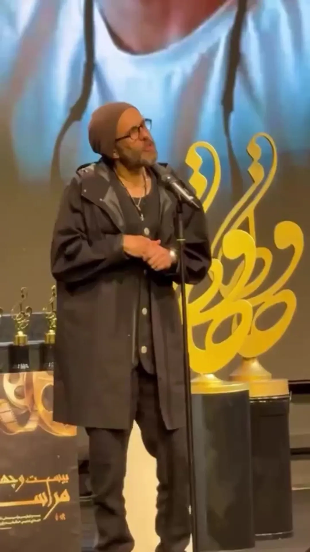 ببینید: تشویق شدید بابک حمیدیان  در لحظه دریافت تندیس حافط