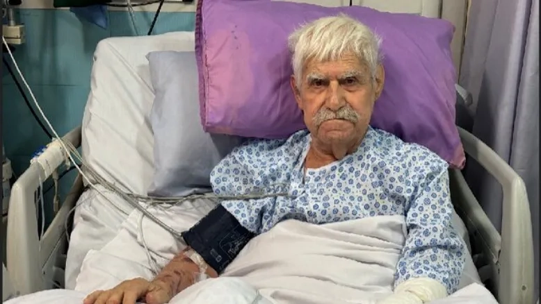 عنایت بخشی از تخت بیمارستان: هنوز رویای سینما را کنار نگذاشته‌ام