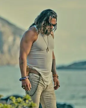 اتحاد غول‌ها در هاوایی: آمازون از فیلم جدید موموآ و باتیستا رونمایی کرد