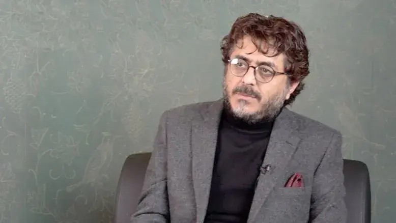 بازیگر سریال «شیش ماهه» مهران مدیری از چالش‌هایش برای بازی و بداهه‌گویی‌هایش در سریال گفت
