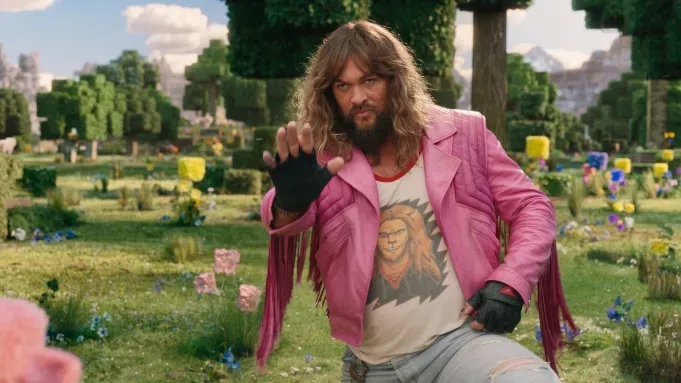 جیسون موموآ در «تونایت شو» فیلمبرداری «ماینکرفت ۲» از ماه آوریل آغاز می‌شود؛ فیلمنامه‌ای که "بسیار خنده‌دارتر" است 