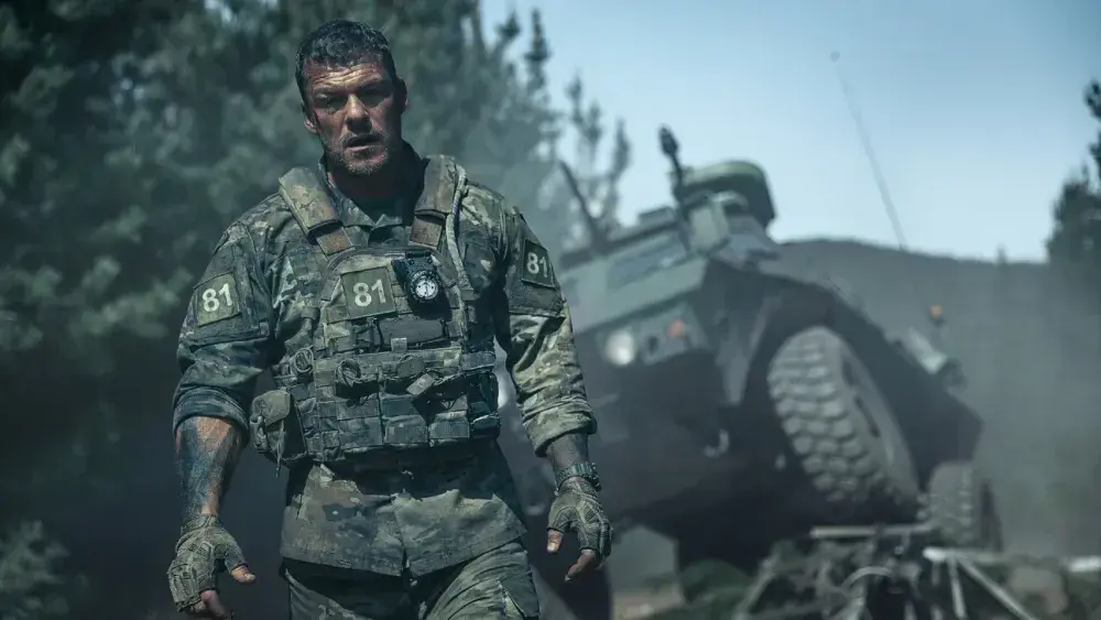 شکارچی در تاریکی؛ تریلر جنجالی «War Machine» نبرد آلن ریچسون با ربات‌های فضایی را فاش کرد 