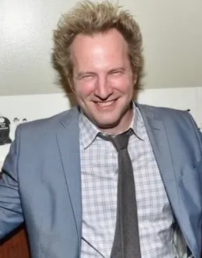 تام واربرتون