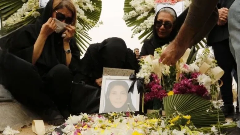 هنرمندان در خاکسپاری روح‌انگیز شمس گرد هم آمدند