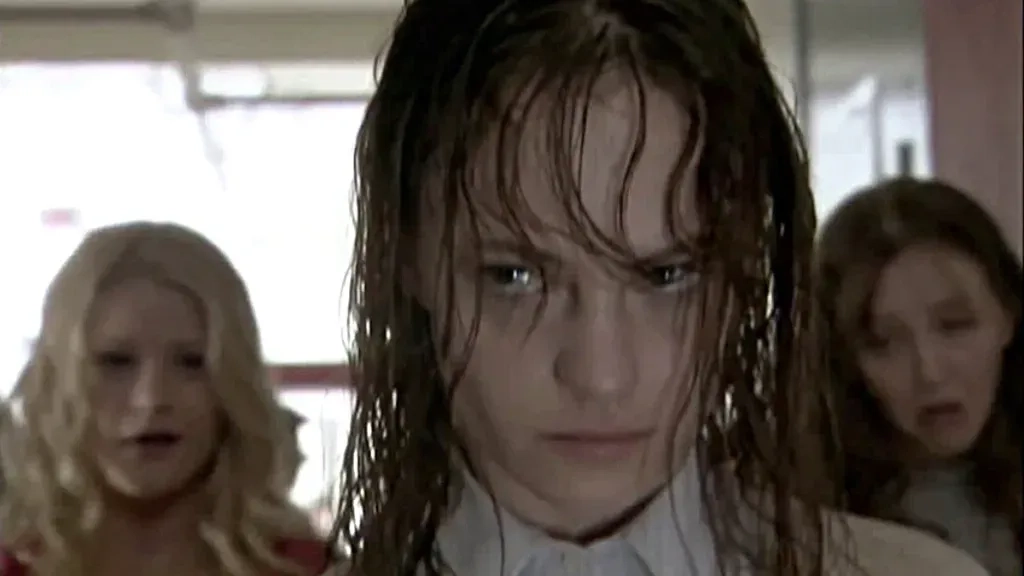 بازگشت دختر تله‌کینتیک در هالووین ۲۰۲۶؛ مایک فلنگن با «کری» به آمازون می‌آید