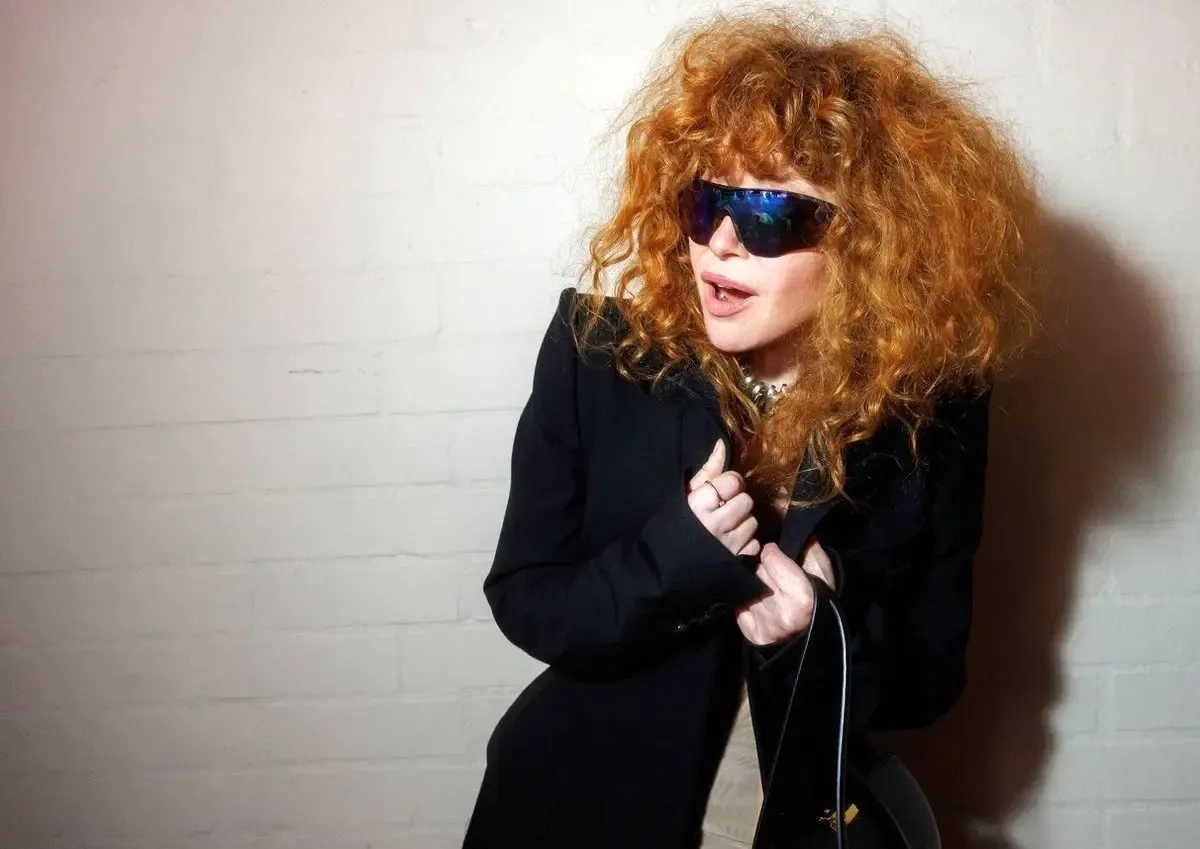 بازیگر زن مشهور از هواپیما بیرون انداخته شد!