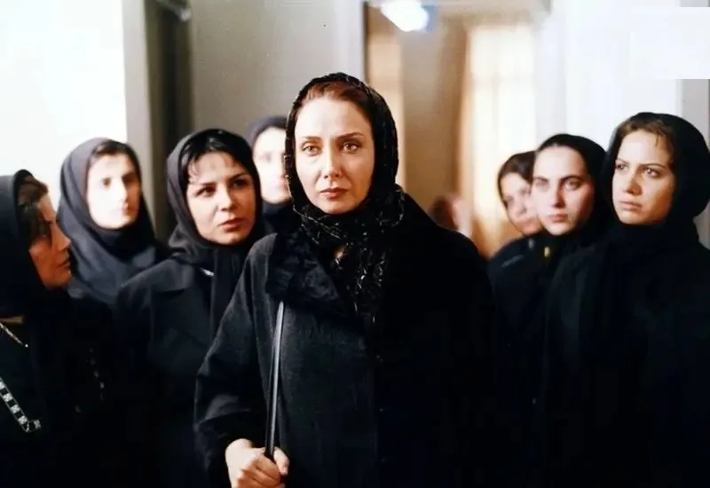 فیلم این زن حرف نمیزند (She Doesn't Talk 2002)
