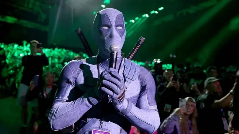 رایان رینولدز با لباس خاکستری Deadpool کامیک‌کان را به‌هم ریخت