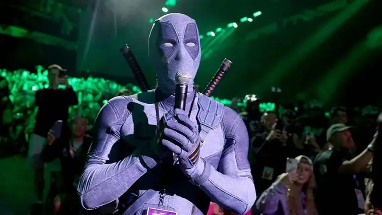 رایان رینولدز با لباس خاکستری Deadpool کامیک‌کان را به‌هم ریخت