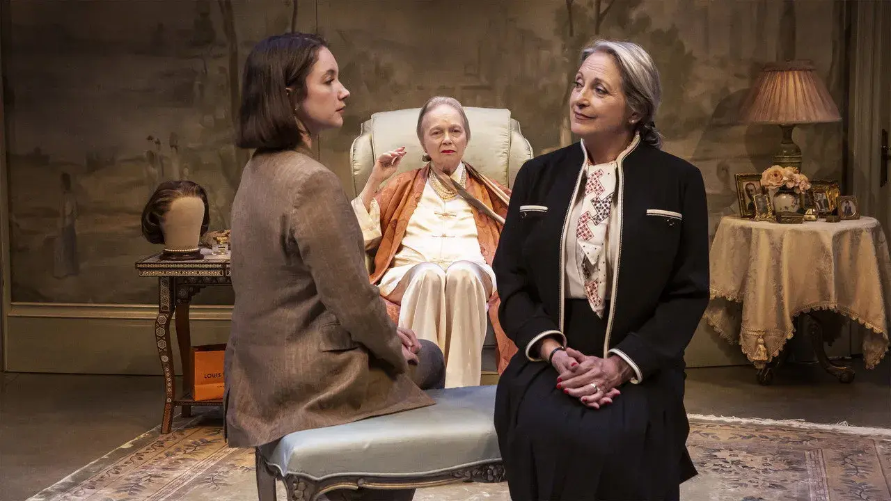 فیلم سه زن قد بلند (Three Tall Women 2022)