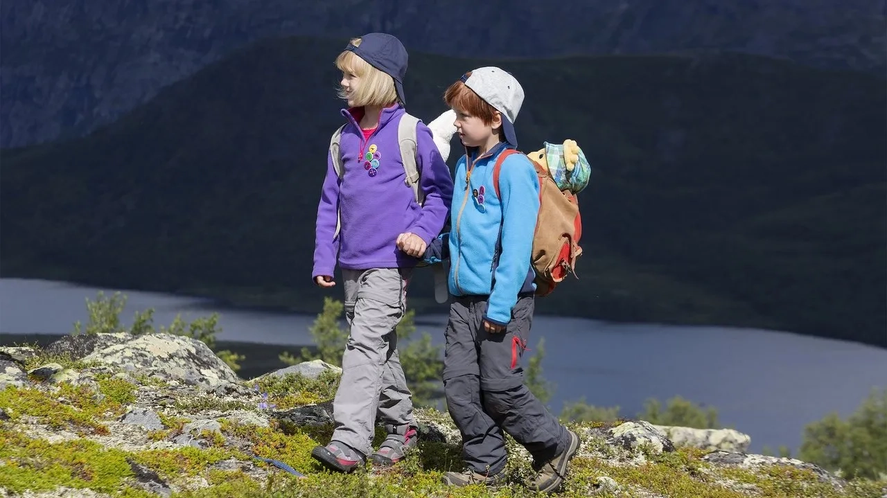 کاسپر و اما به پیاده‌روی می‌روند (Casper and Emma Go Hiking 2017)