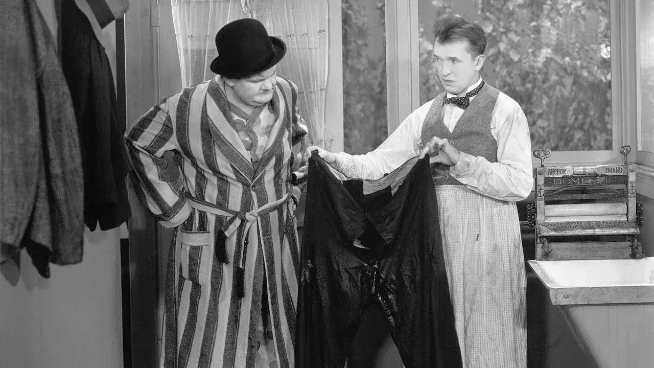 فیلم لورل و هاردی: همدست (Helpmates 1932)