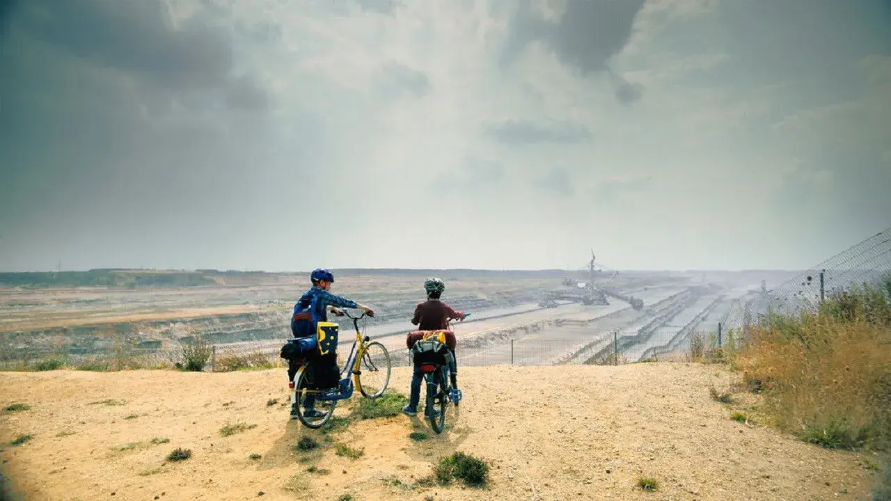 فیلم خیلی دور (Too Far Away 2019)