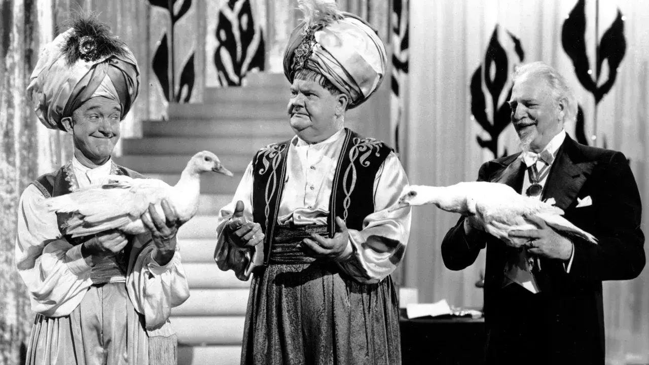 فیلم لورل و هاردی: شعبده باز (A-Haunting We Will Go 1942)